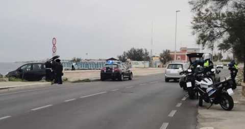 Bari, controlli sulla costa: multe a cestisti, runners e "arricciatori" di polpi